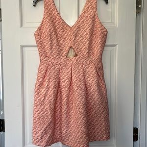 Beige/salmon patterned dress. Keyhole center. Guess size L